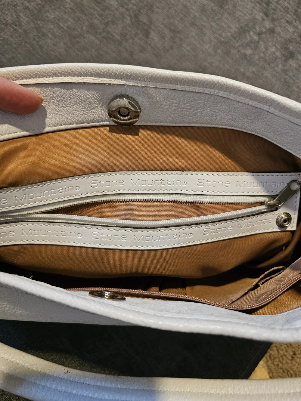 Stone Mountain Accessories White Leather Hobo Shoulder Bag
